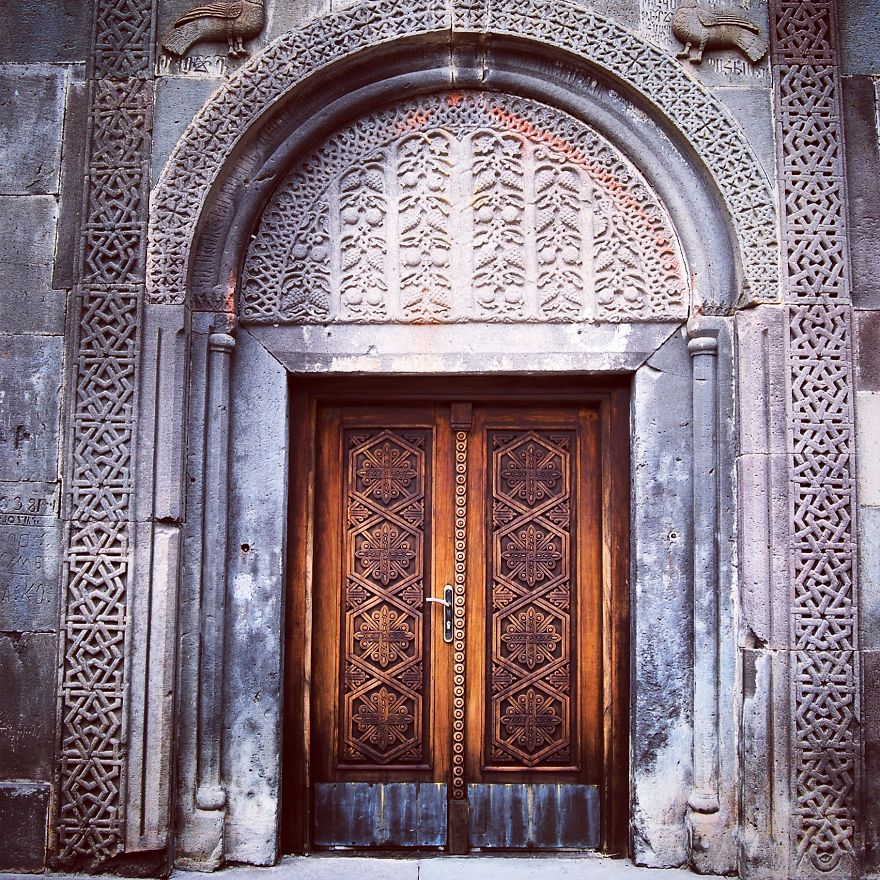 Seorang Fotografer Rela Keliling Dunia Demi Sebuah Pintu